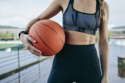 Sportswoman posing with a basketball