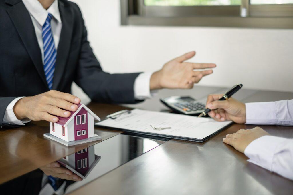 Real estate agents offer sale home insurance and close the sale immediately after the customer