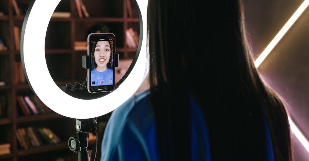 découvrez l'univers fascinant des influenceurs : comment ils façonnent les tendances, inspirent des communautés et transforment le marketing digital. explorez les stratégies et les outils pour devenir un influenceur à succès.