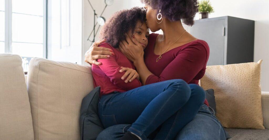 découvrez la tendresse du baiser sur le front, un geste délicat et chargé d'affection qui exprime une connexion intime et protectrice. explorez les significations et les émotions derrière ce beau geste.