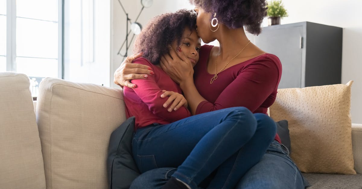 découvrez la tendresse du baiser sur le front, un geste délicat et chargé d'affection qui exprime une connexion intime et protectrice. explorez les significations et les émotions derrière ce beau geste.