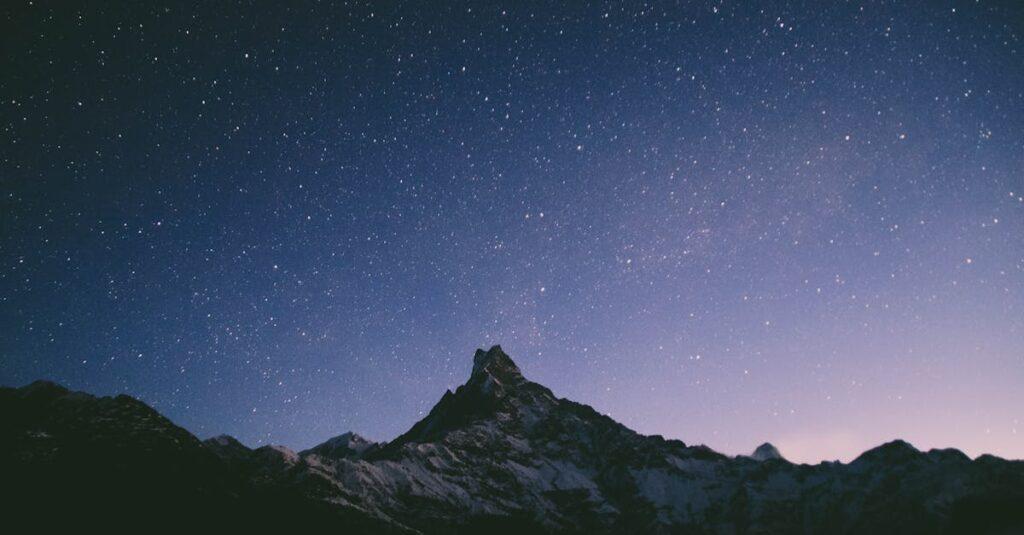 découvrez l'annapurna, un massif majestueux des himalayas, célèbre pour ses paysages époustouflants, ses défis d'alpinisme et sa richesse culturelle. plongez dans une aventure inoubliable entre trekking et traditions népalaises.