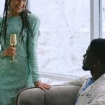 découvrez l'art du compliment : comment faire plaisir, renforcer les liens et créer une atmosphère positive autour de vous grâce à des mots bien choisis.