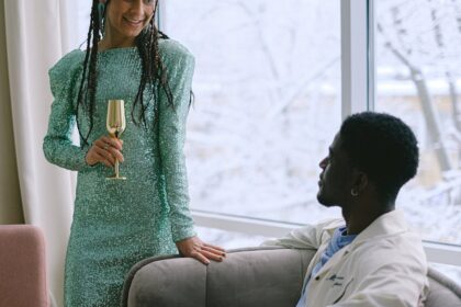 découvrez l'art du compliment : comment faire plaisir, renforcer les liens et créer une atmosphère positive autour de vous grâce à des mots bien choisis.