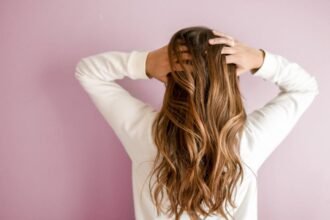 découvrez les causes de la perte de cheveux et les solutions efficaces pour y remédier. informez-vous sur les traitements, conseils et astuces pour retrouver densité et santé capillaire.