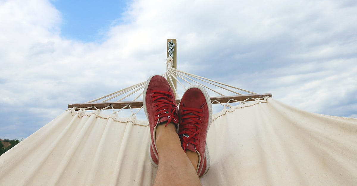 découvrez les causes et remèdes pour les brûlures des pieds, un symptôme fréquent allant de l'inconfort léger à une douleur intense. apprenez les solutions naturelles et médicales pour soulager cette gêne et améliorer votre qualité de vie.