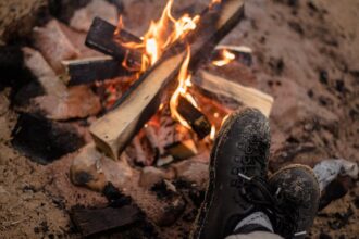 découvrez les causes et solutions pour soulager la sensation de brûlure aux pieds. apprenez comment identifier les symptômes et obtenir le traitement adapté pour retrouver votre confort.