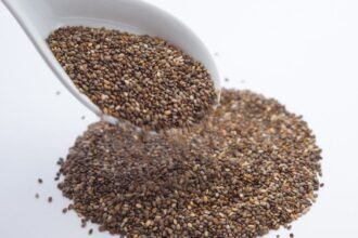 découvrez les incroyables bienfaits des graines de chia, un super-aliment riche en oméga-3, fibres et protéines. apprenez à les intégrer dans votre alimentation pour améliorer votre santé et votre bien-être.