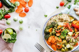 découvrez le concombre, un légume frais et croquant, parfait pour vos salades, smoothies et plats sains. apprenez-en davantage sur ses bienfaits nutritionnels et des idées de recettes appétissantes!