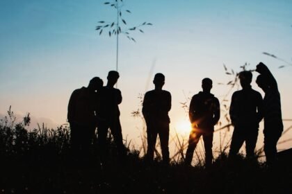 découvrez l'importance de l'amitié, ses bienfaits et comment cultiver des relations authentiques. plongez dans le monde des liens d'amitié sincères et leur impact positif sur notre bien-être et notre bonheur.
