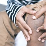 découvrez des solutions efficaces pour soulager vos douleurs au genou. que ce soit par des exercices, des remèdes naturels ou des conseils médicaux, trouvez le soulagement que vous méritez et améliorez votre qualité de vie.