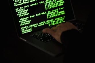 découvrez tout ce que vous devez savoir sur les malwares : types, fonctionnement, prévention et protection contre ces logiciels malveillants qui menacent votre sécurité en ligne.