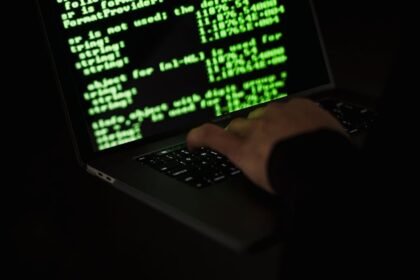 découvrez tout ce que vous devez savoir sur les malwares : types, fonctionnement, prévention et protection contre ces logiciels malveillants qui menacent votre sécurité en ligne.