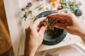 découvrez des remèdes naturels efficaces pour améliorer votre bien-être au quotidien. explorez des solutions à base de plantes, d'huiles essentielles et d'autres ingrédients naturels pour soulager divers maux et renforcer votre santé de manière douce et respectueuse.