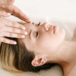 découvrez les bienfaits de la réflexologie, une thérapie naturelle qui stimule les zones réflexes des pieds et des mains pour améliorer votre bien-être physique et mental. idéale pour réduire le stress, soulager les douleurs et favoriser la détente, la réflexologie vous offre une expérience revitalisante et apaisante.