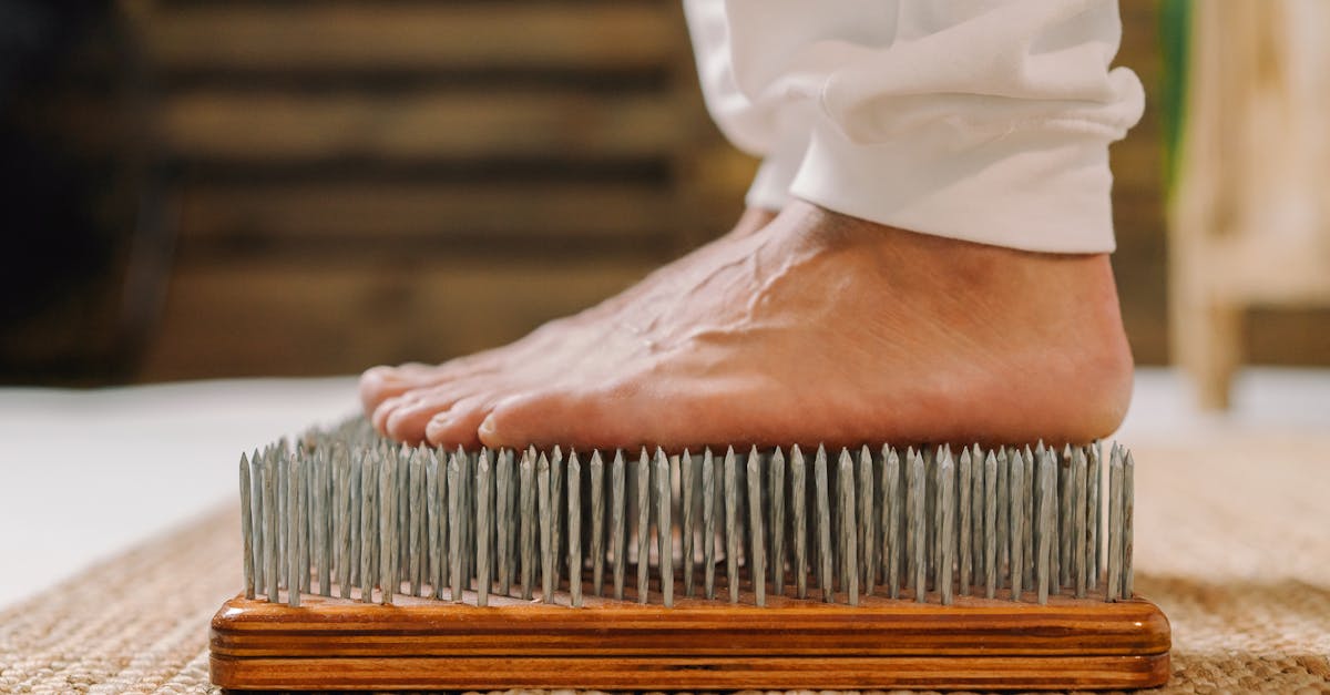 découvrez les bienfaits de la réflexologie, une thérapie naturelle qui stimule les zones réflexes des pieds et des mains pour améliorer votre bien-être. apprenez comment cette pratique millénaire peut réduire le stress, soulager les douleurs et favoriser la détente.