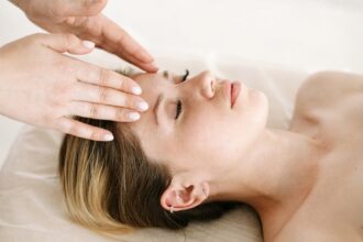 découvrez les bienfaits de la réflexologie, une thérapie naturelle qui stimule les zones réflexes des pieds et des mains pour améliorer votre bien-être physique et mental. idéale pour réduire le stress, soulager les douleurs et favoriser la détente, la réflexologie vous offre une expérience revitalisante et apaisante.