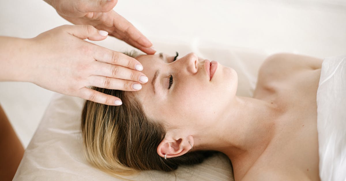 découvrez les bienfaits de la réflexologie, une thérapie naturelle qui stimule les zones réflexes des pieds et des mains pour améliorer votre bien-être physique et mental. idéale pour réduire le stress, soulager les douleurs et favoriser la détente, la réflexologie vous offre une expérience revitalisante et apaisante.
