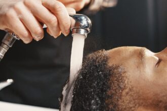 découvrez tout ce qu'il faut savoir sur le cuir chevelu : soins, santé, et conseils d'experts pour un cuir chevelu sain et en pleine forme.