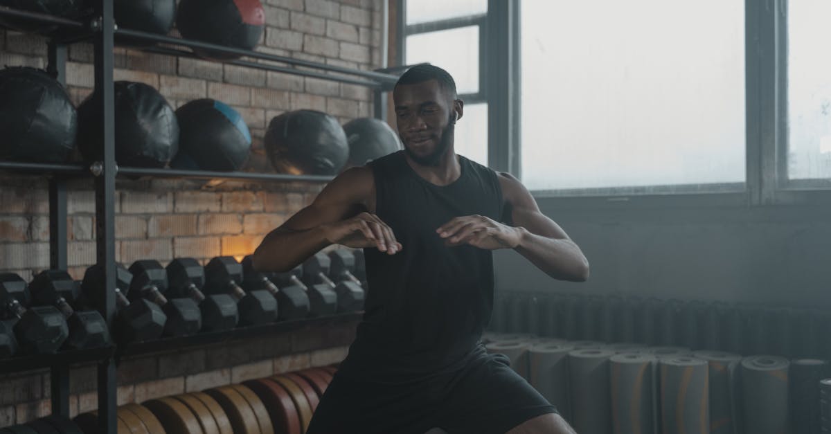 découvrez les bienfaits des squats pour tonifier vos jambes et vos fessiers, améliorer votre posture et renforcer votre corps. apprenez les techniques pour réaliser cet exercice phare en toute sécurité et intégrer les squats dans votre routine d'entraînement.