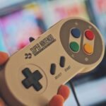 découvrez l'univers nostalgique de la super nintendo, la console emblématique des années 90 qui a marqué l'histoire du jeu vidéo. revivez vos souvenirs avec des classiques intemporels et plongez dans une expérience de jeu inégalée.
