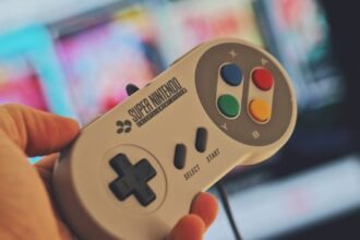 découvrez l'univers nostalgique de la super nintendo, la console emblématique des années 90 qui a marqué l'histoire du jeu vidéo. revivez vos souvenirs avec des classiques intemporels et plongez dans une expérience de jeu inégalée.