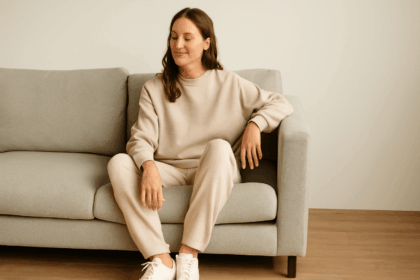 Femme en vêtements confortables