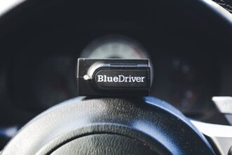 découvrez tout ce que vous devez savoir sur l'obd2, le système de diagnostic automobile indispensable pour comprendre et optimiser les performances de votre véhicule. apprenez comment utiliser les outils obd2 pour identifier les problèmes mécaniques, améliorer l'efficacité énergétique et réaliser des réparations en toute simplicité.