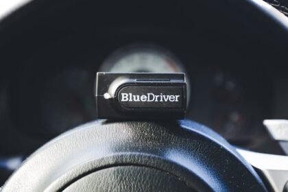 découvrez tout ce que vous devez savoir sur l'obd2, le système de diagnostic automobile indispensable pour comprendre et optimiser les performances de votre véhicule. apprenez comment utiliser les outils obd2 pour identifier les problèmes mécaniques, améliorer l'efficacité énergétique et réaliser des réparations en toute simplicité.