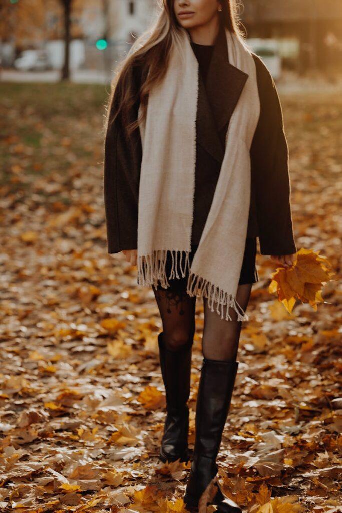 Xiaomi dévoile une TV à seulement 104 € : le cadeau parfait pour les petits budgets à Noël ???? Stylish woman strolls through a park with golden autumn leaves, holding a bouquet.