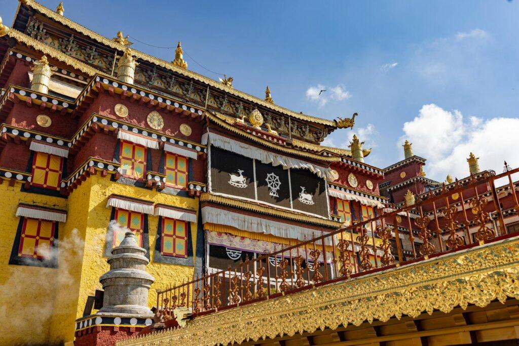Une remise de 100€ déjà disponible sur cette trottinette électrique ultra-puissante avant même le Black Friday Richly decorated Tibetan monastery exterior with vibrant colors and intricate designs.