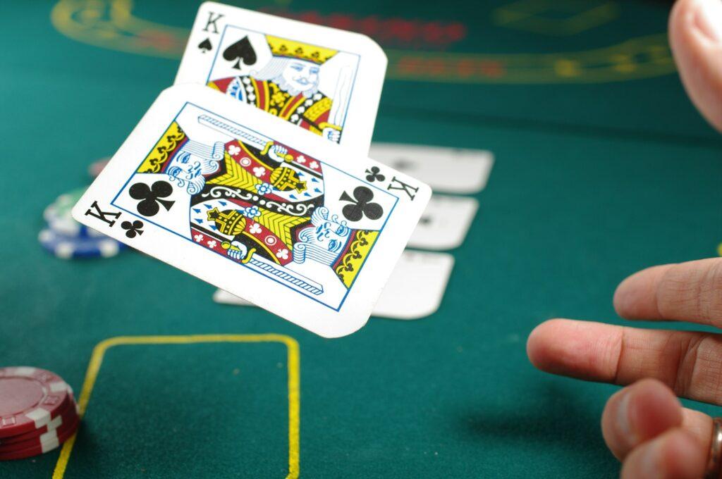 La vérité mathématique sur les jeux d’argent : pourquoi la maison gagne toujours person playing poker