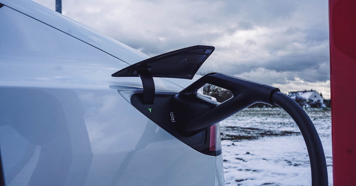 découvrez les causes et les impacts de la dégradation des batteries de voitures électriques, ainsi que des conseils pour prolonger leur durée de vie.