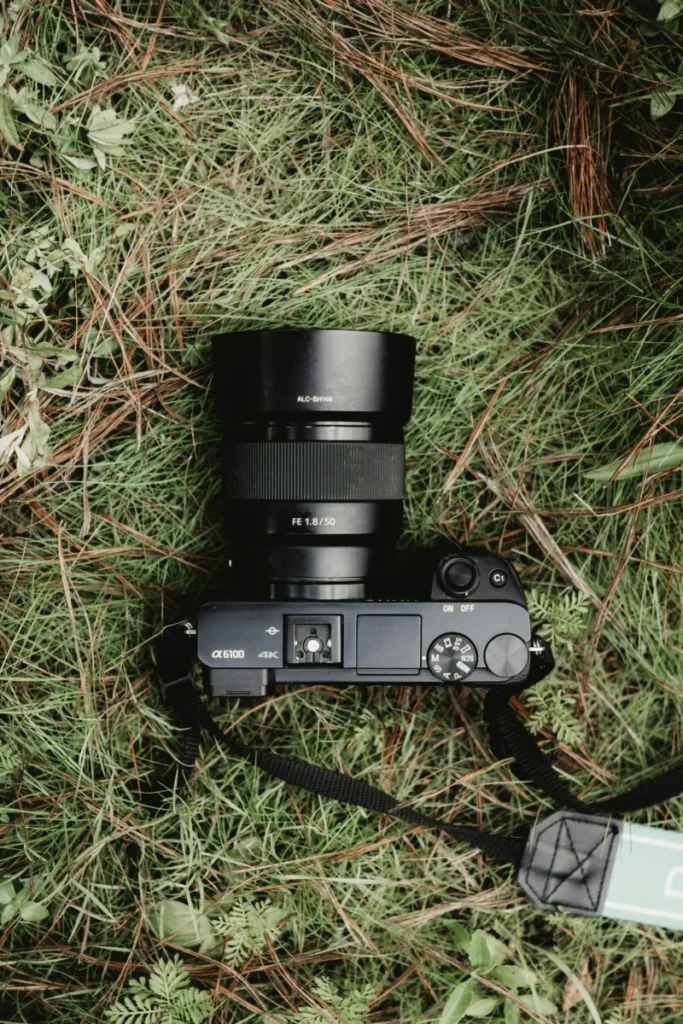 GoPro HERO13 Black à prix choc ce week-end sur AliExpress : -43% pour un déstockage spectaculaire ???? A DSLR camera placed on lush green grass in Ocoyoacac, Mexico. Ideal for photography themes.