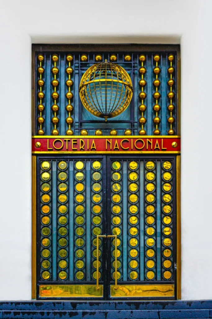 Résultats du tirage loto du 27/09/2025 : gains, codes gagnants et Joker+ Artistic facade of Loteria Nacional with gold and colorful decorative elements in daylight.