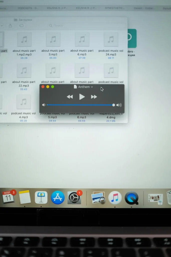 Alerte aux utilisateurs de Mac : Protégez vos données des nouvelles menaces de cybersécurité Close-up view of a music player interface displayed on a laptop screen.