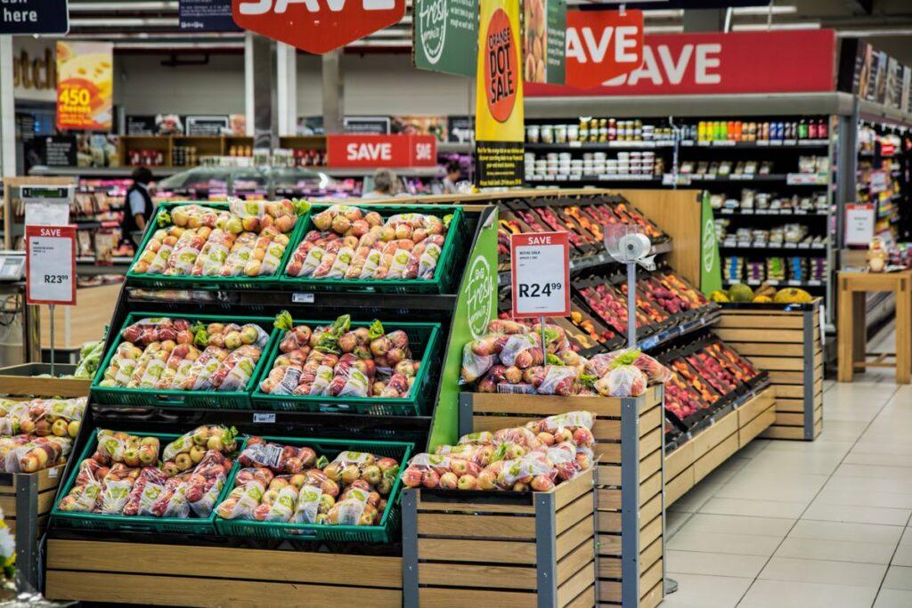 Rayon de fruits dans un supermarché, illustration de la distribution alimentaire en Espagne