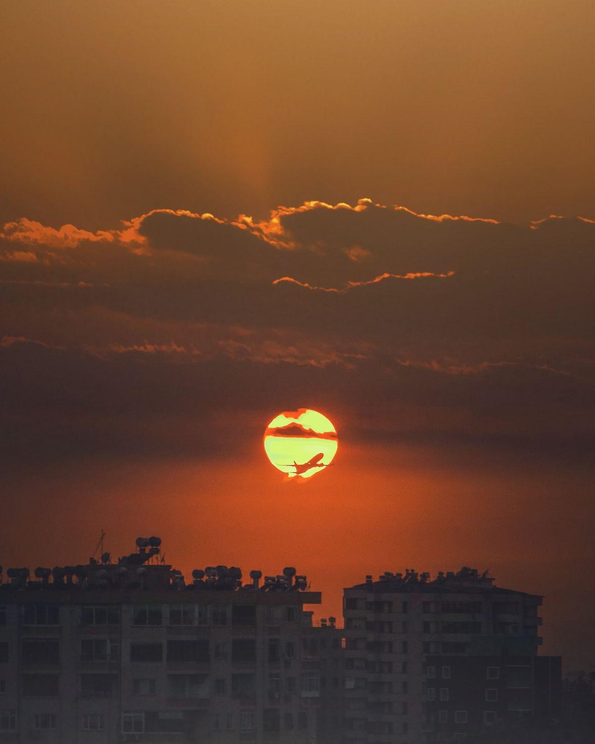 Ciel orange au-dessus d’une ville pendant un épisode de chaleur
