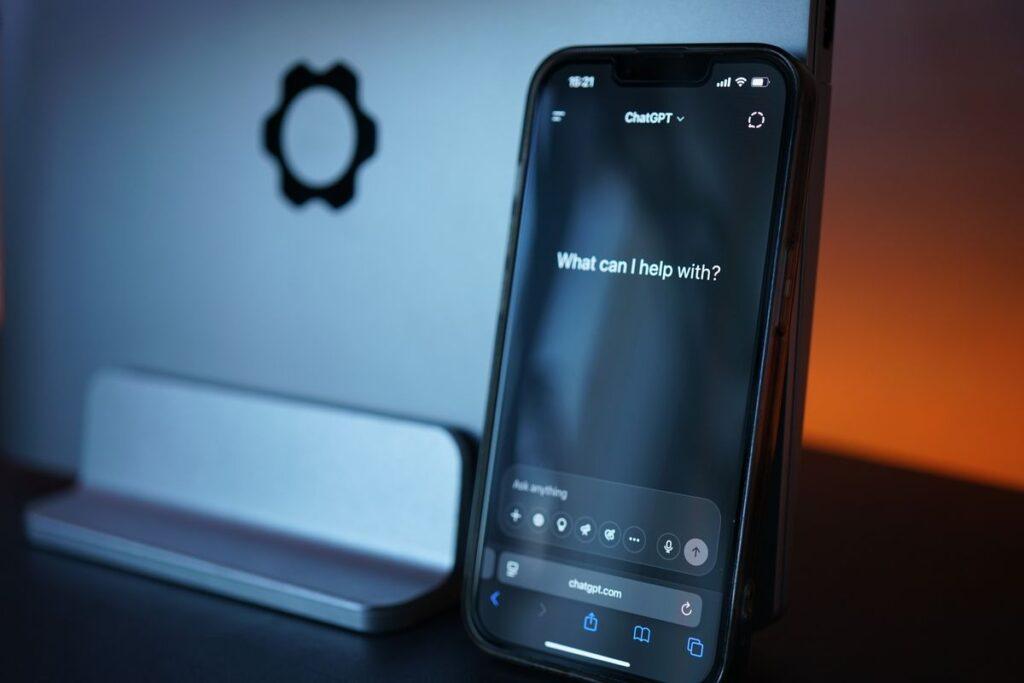 Parts de marche : ChatGPT sous les 50 %, une premiere Smartphone affichant une interface de chat IA représentant ChatGPT