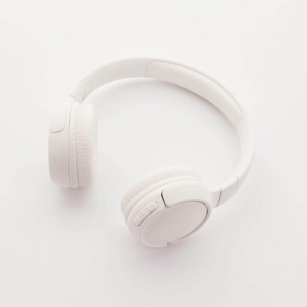 Deezer détecte la musique IA sur les playlists Casque audio illustrant la détection de musique générée par IA dans les playlists