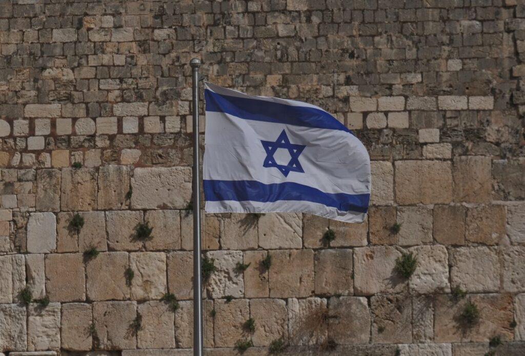Le président du Somaliland en visite historique en Israël Drapeau israélien au Mur des Lamentations à Jérusalem, visite du président du Somaliland Abdirahman Mohamed Abdullahi en Israël le 14 juin 2026