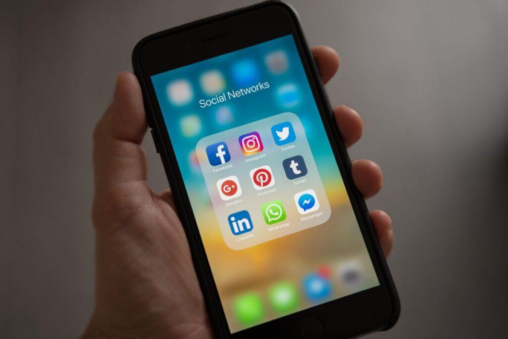Meta investit 900 M$ dans Cred et nomme Kunal Shah Smartphone affichant des applications sociales, dont WhatsApp
