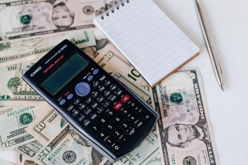 Calculatrice, documents et stylo sur un bureau, illustration des finances publiques et du budget