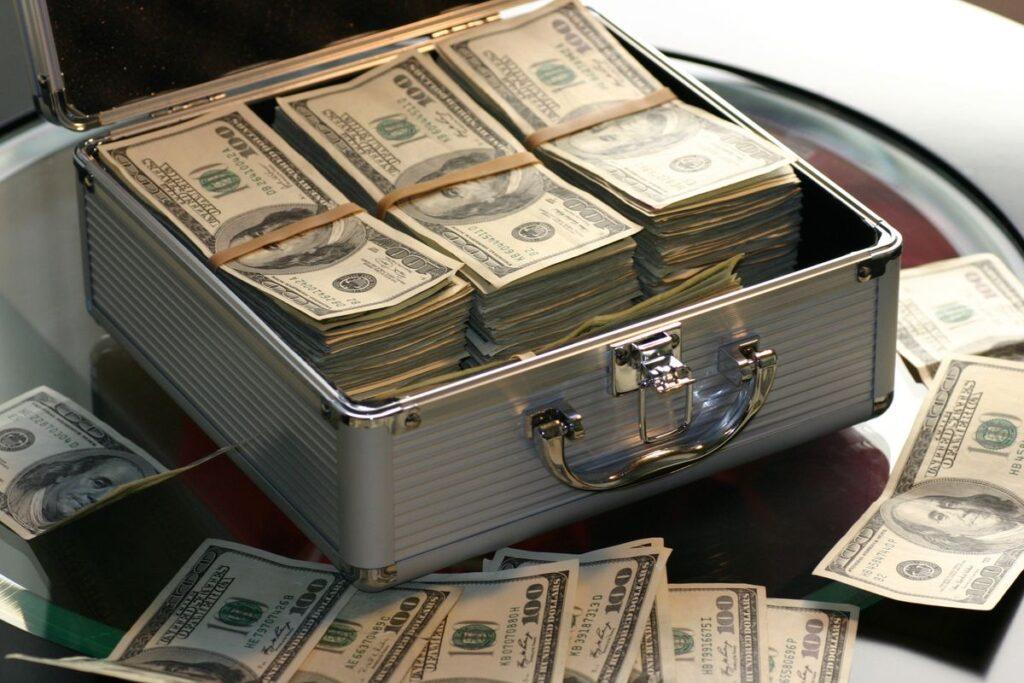 Billets de banque dans une mallette, illustration finance et fraude cryptomonnaie FTX