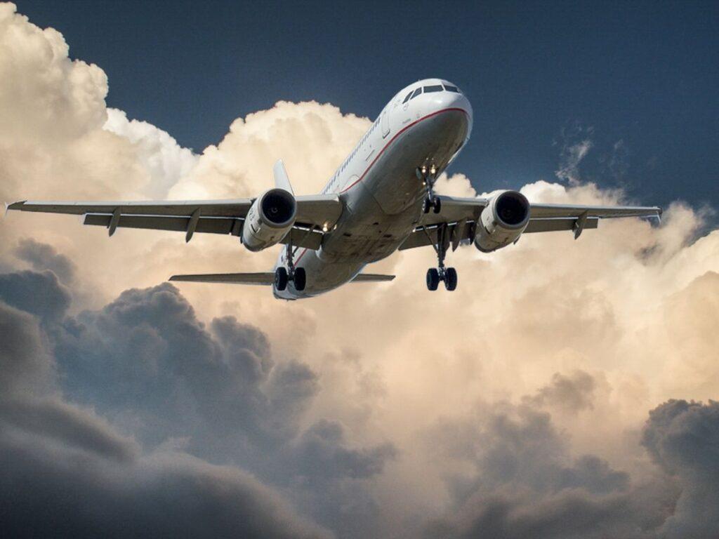 Avion en vol utilisé comme illustration pour un crash militaire en Inde