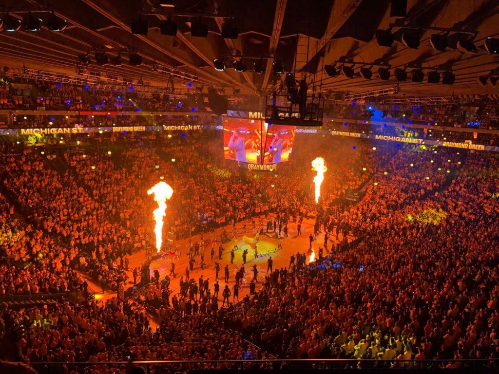 Arena de basket-ball NBA avec foule et jeux de lumiere. Photo d illustration.