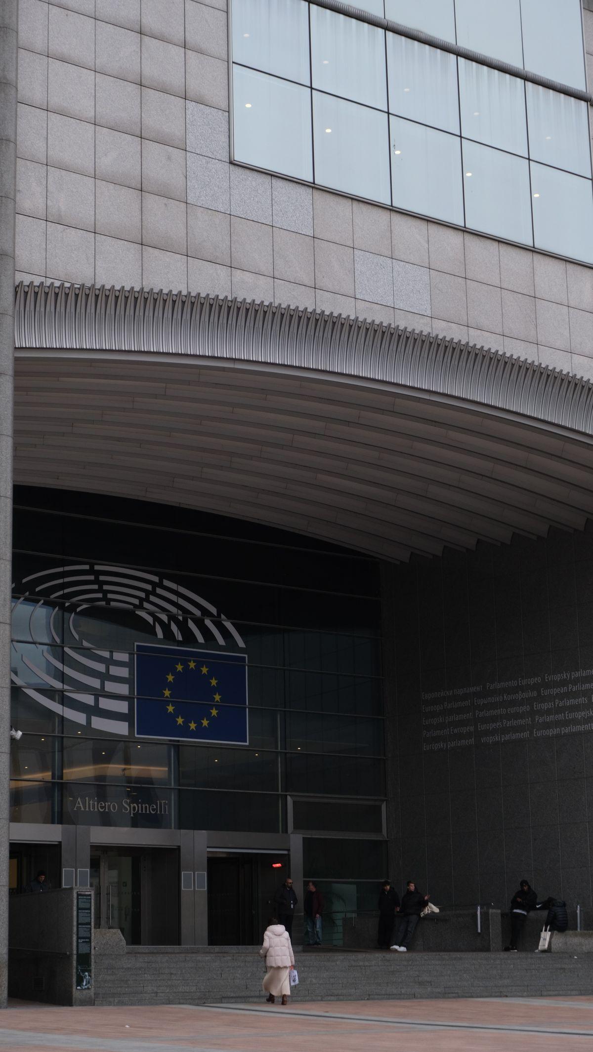 Entree du Parlement europeen a Bruxelles avec le drapeau de l'UE