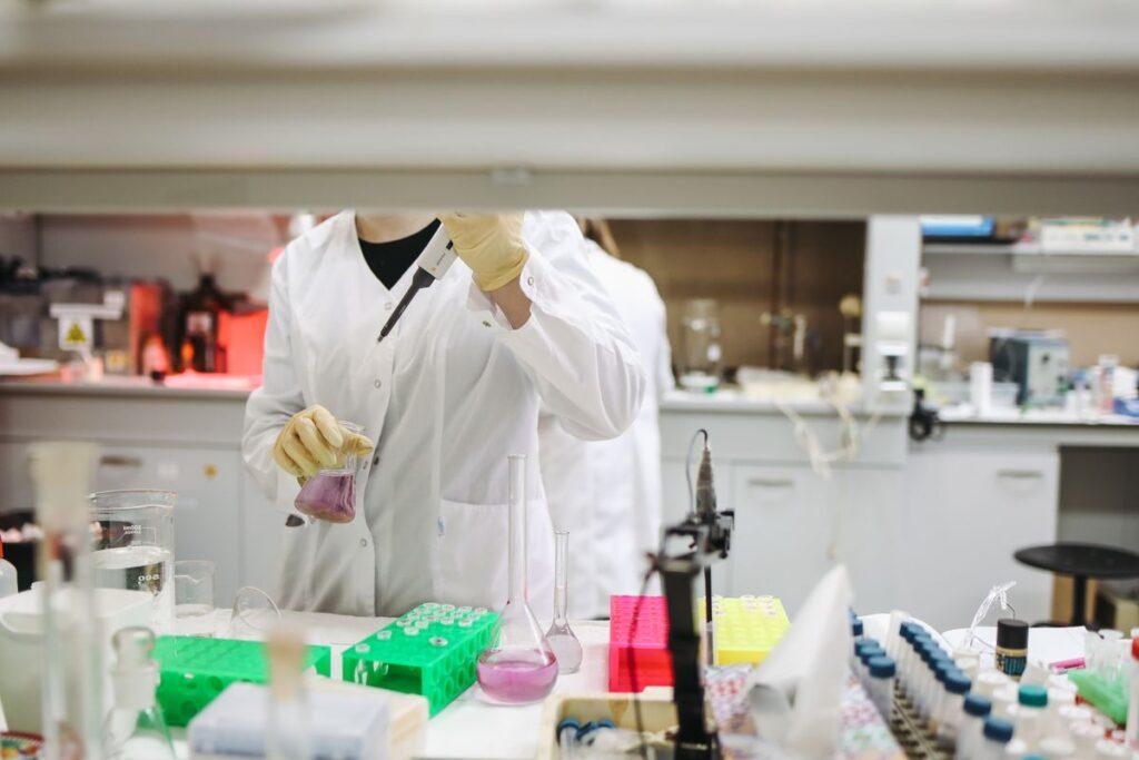 Chercheurs en laboratoire, image d’illustration pour Bionyra Pharma