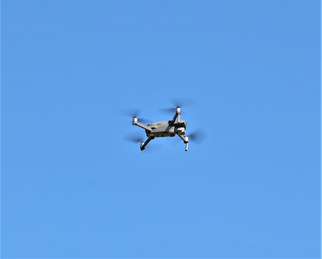 Ukraine : drones sur Moscou, raffinerie touchée Drone en vol dans le ciel, illustration d'une attaque de drones en Ukraine et en Russie