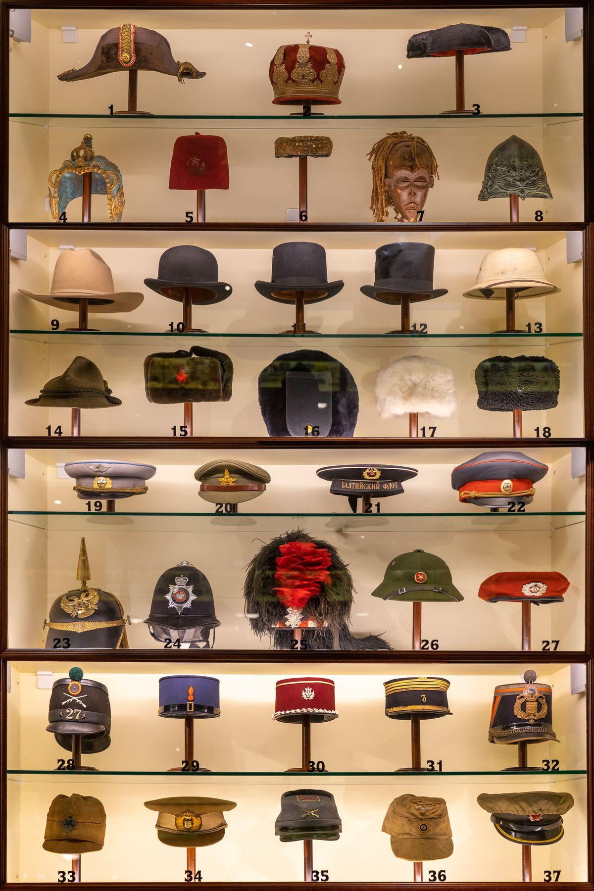 Objets militaires exposés dans une vitrine, illustration des restrictions chinoises visant des entreprises américaines de défense